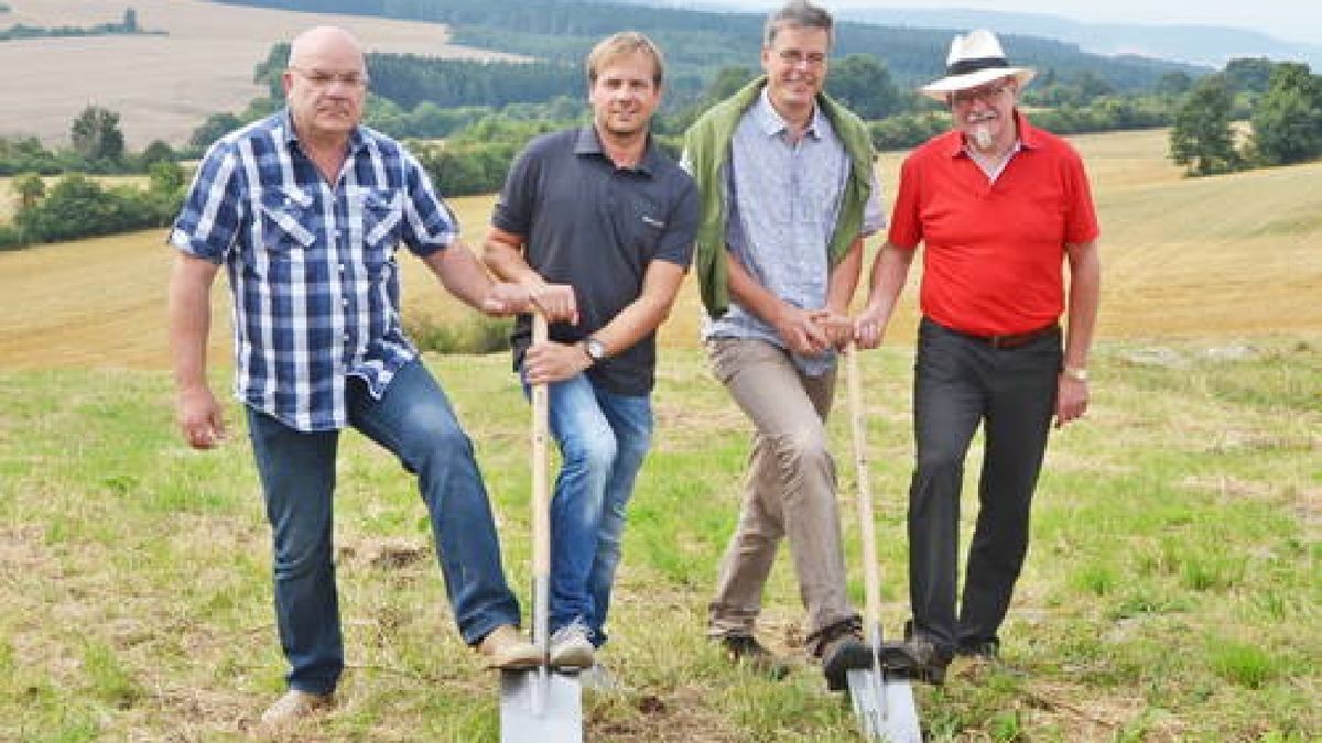 23.08. Spatenstich zum Bau eines Solarparkes in Rittersdorf. Im Bild: Thilo Exner (Leiter des Kreis-Umweltamts im Landratsamt, in Vertretung für den Landrat), Michael Krause (GF von Belectrik), Olaf Müller (Vorstand der Genossenschaft), Bürgermeister Johannes Rokosch. Foto: Bernd Rödger