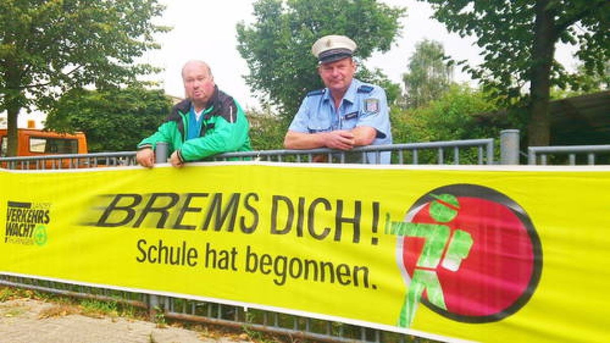 23.08. Pünktlich zum Schuljahresbeginn mahnt die Kreisverkehrswacht Autofahrer auch in diesem Jahr, besonders umsichtig zu sein. Norbert Sperschneider und Uwe Machts hängten gestern die Banner auf. Foto: Jens Lehnert