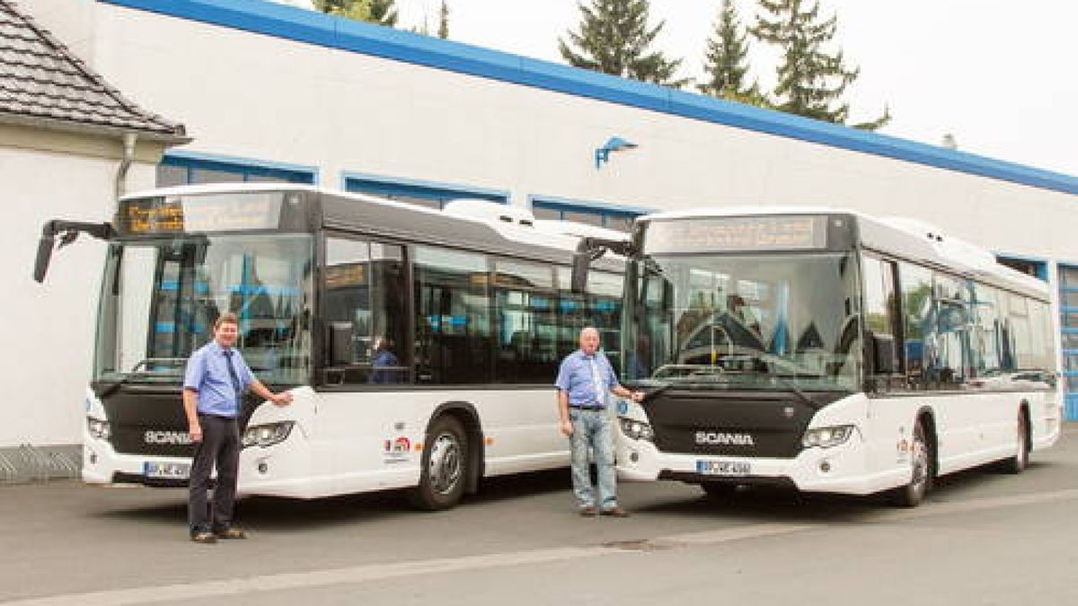 Die PVG stellt in ihrem Busbetriebshof ihre beiden Neuanshaffungen vor. Die Busse bieten besonders viele Sitzplätze und bieten einen barrierefreien Einstieg. Foto: Henry Sowinski