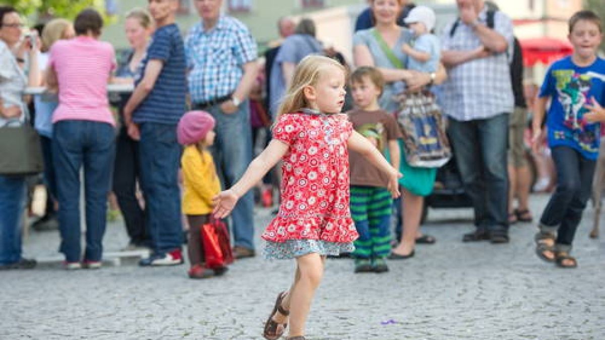 22.08. Zum 5-jährigen  Bestehen der Stiftung Lebenshilfe Weimar/Apolda rockten Weimarer Musiker vor dem Mon Ami. Foto: Thomas Müller