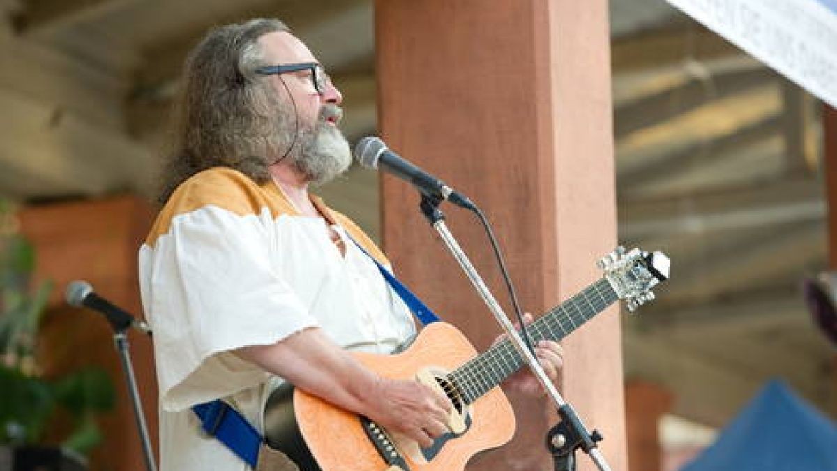 22.08. Zum 5-jährigen  Bestehen der Stiftung Lebenshilfe Weimar/Apolda rockten Weimarer Musiker vor dem Mon Ami. Foto: Thomas Müller