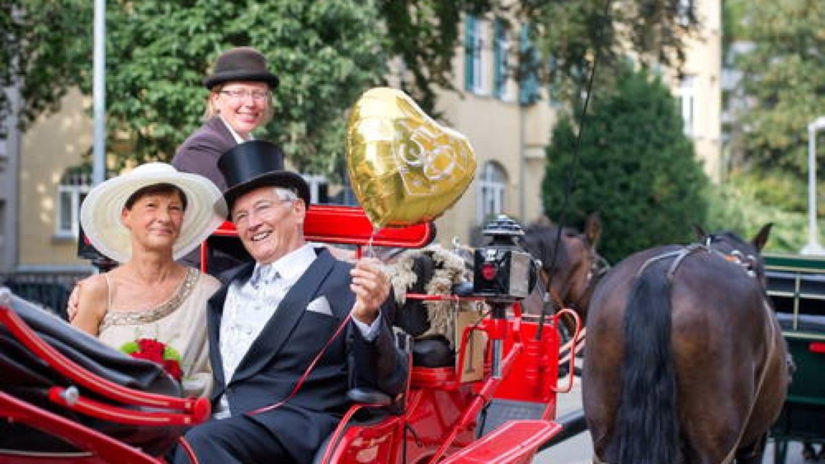 21.08. Eva-Maria und der ehemalige Direktor des Schiller-Gymnasium Helmut Wundke fuhren zu ihrer Goldenen Hochzeit mit einer Kutsche durch Weimar. Foto: Thomas Müller