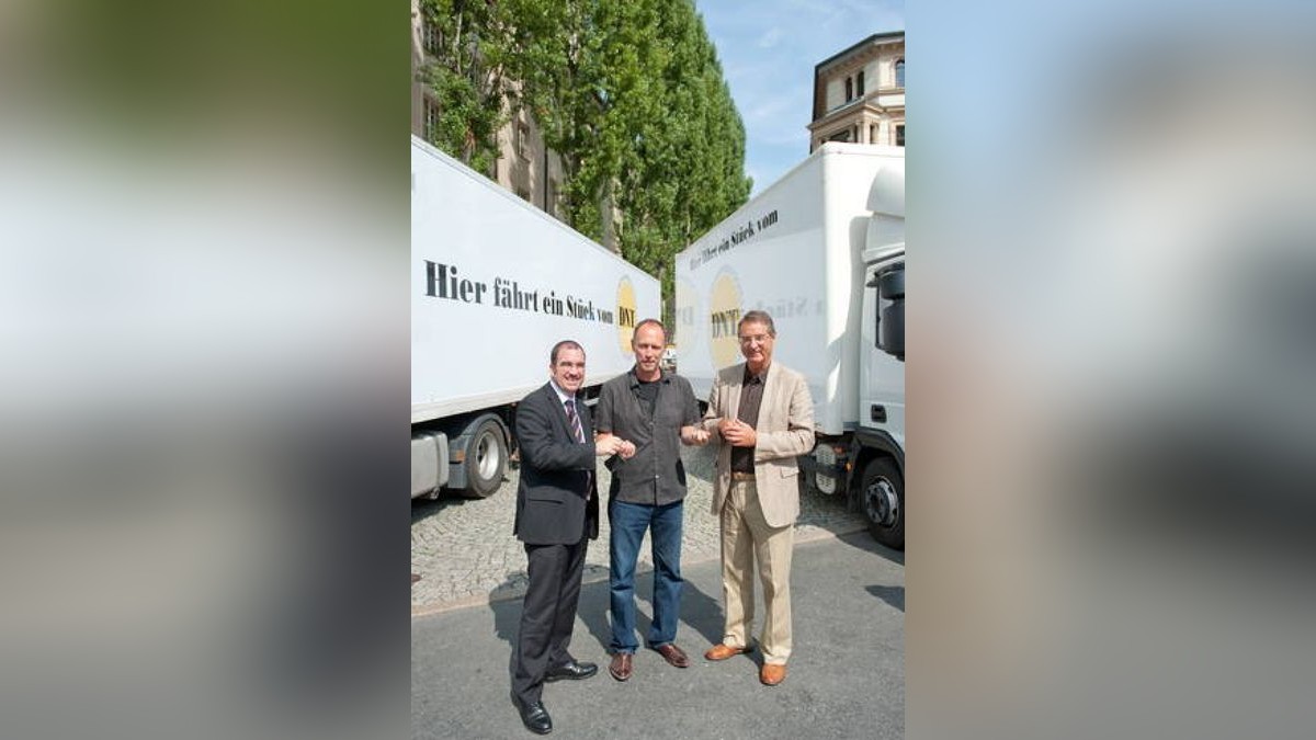 21.08. Kay Oliver Heller (l.) und Prof. Dr. Reinhard Fünfstück (r.), vom Freundeskreis des DNT, haben die Lkw mit dem neuen Logo wieder an den Generalintendanten  Hasko Weber übergeben. Foto: Thomas Müller