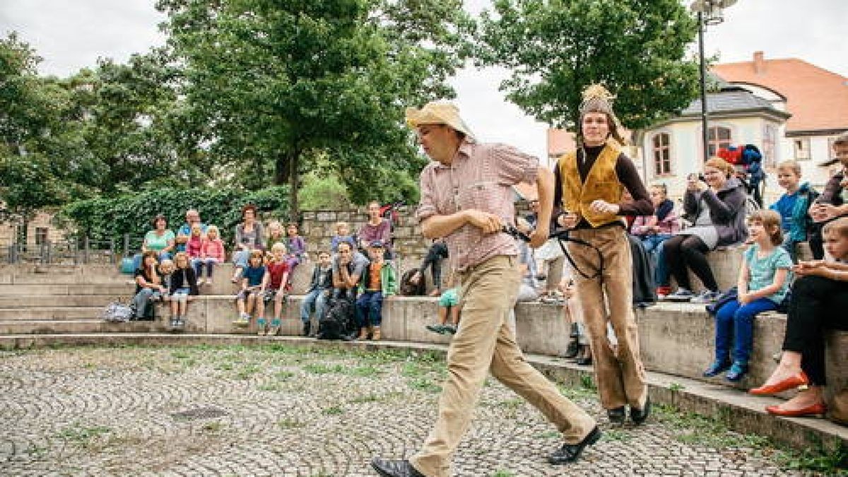 19.08. Eröffnung des Kindersommertheaters hinter dem Mon Ami. Mehr als 30 Kinder und Erwachsene sahen sich auf der Galli Sommerbühne das Märchen der Gebrüder Grimm 