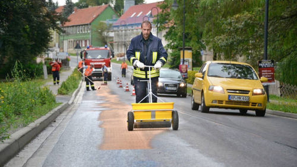 19.08. Einsatz für die Feuerwehren Bad Berka, Blankenhain und Troistedt am Mittag. Grund war eine Ölspur die sich nach Polizeiangaben auf der Bundesstraße 85 von Troistedt bis Teichröda entlang zog. Foto: Stefan Eberhardt