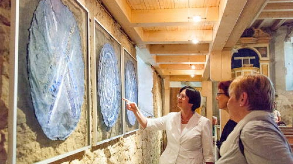 17.08. Am Kirschberg in Weiden werden seit Samstag Bilder und Objekte von Ute Herre gezeigt. Als Überraschungsgast kam Christine Lieberknecht. Im Bild: Christine Lieberknecht, Ute Herre, Sabine Lauer. Foto: Henry Sowinski