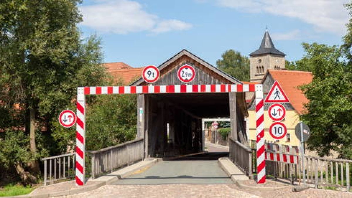 13.08. Die Ortdurchfahrt in Buchfart ist wegen Untersuchungen an der Brücke am 14.08. gesperrt. Foto: Henry Sowinski