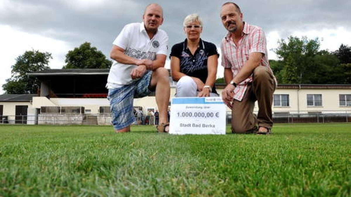 12.08. Rüdiger Silbermann, Lys Liebeskind und Oliver Salomon freuen sich über eine Millionen Euro Fördermittel. Mit dem Geld soll nach 60 Jahren das Stadion in Bad Berka erneuert werden. Foto: Sabine Brandt