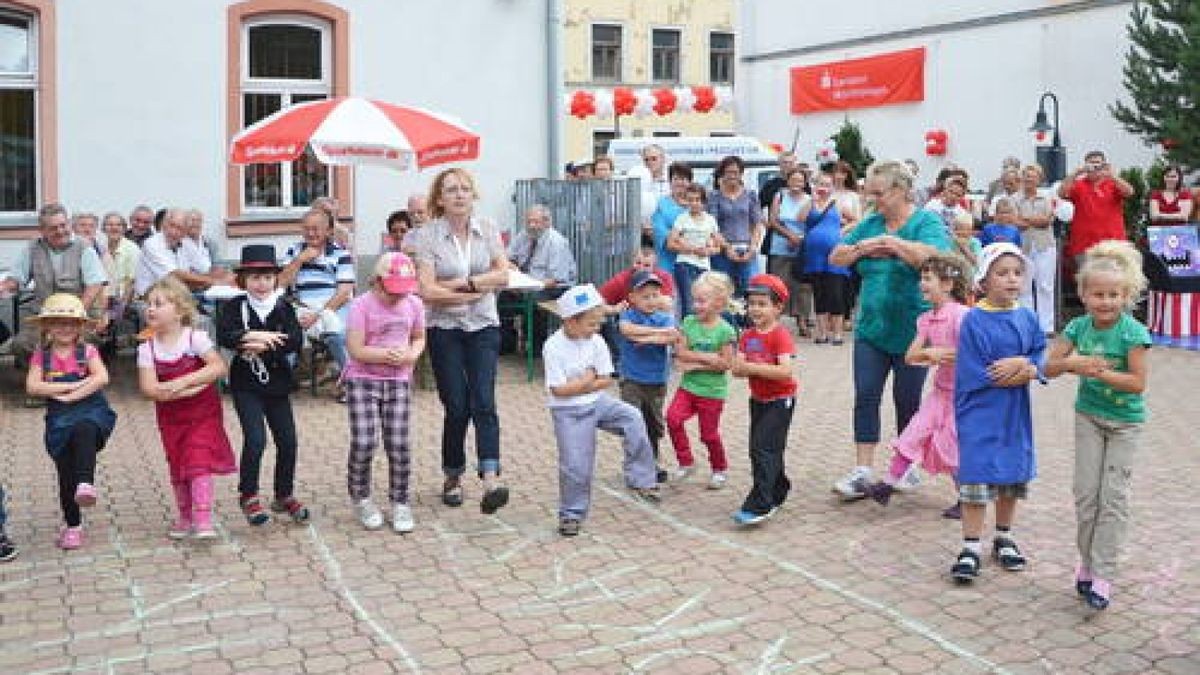 12.08. Feier zum 100-jährigen Bestehen der Kranichfelder Sparkasse. Die Kinder des Kindergartens 