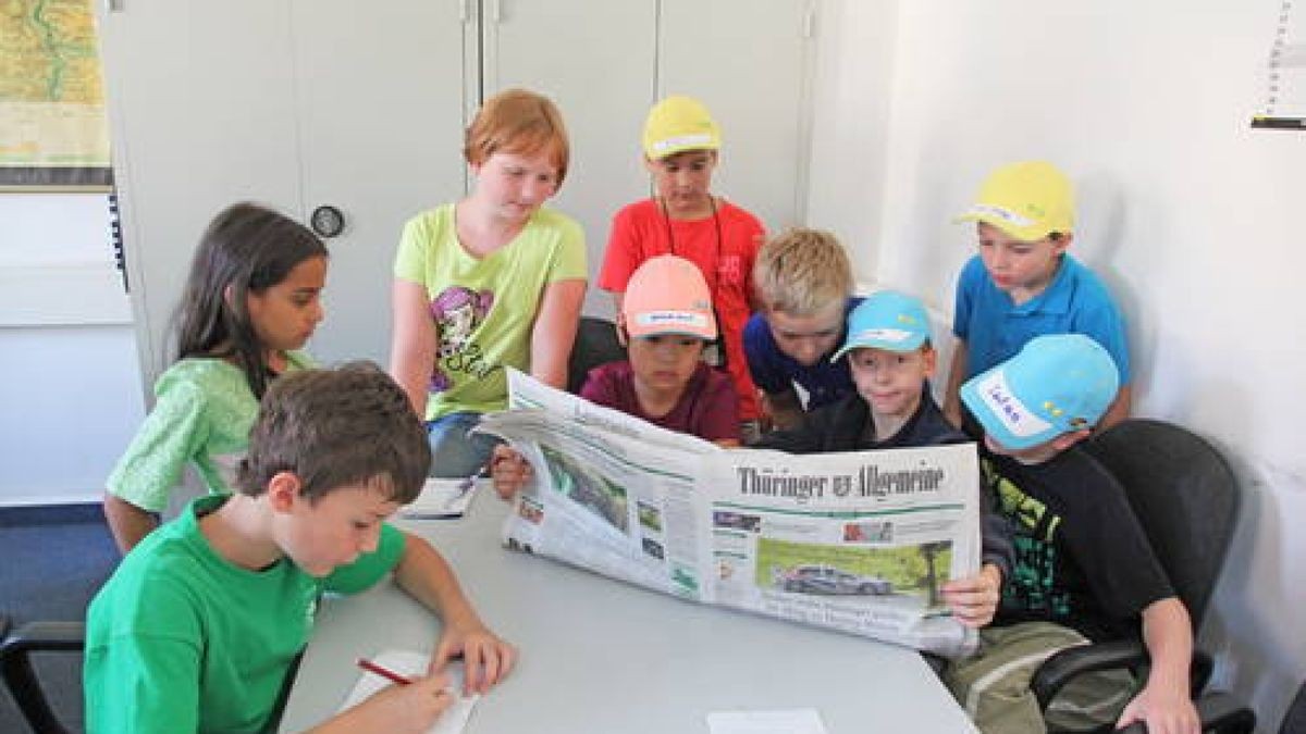 12.08. Besuch von 12 Kindern zwischen 8 und 12 Jahren in der Weimarer Lokalredaktion. Sie ließen sich von Jens Lehnert erklären wie eine Zeitung gemacht wird. Der Besuch fand im Rahmen der Fereinbetreuung des Mehrgeneartionenhauses Weimar West statt. Foto: Henry Sowinski