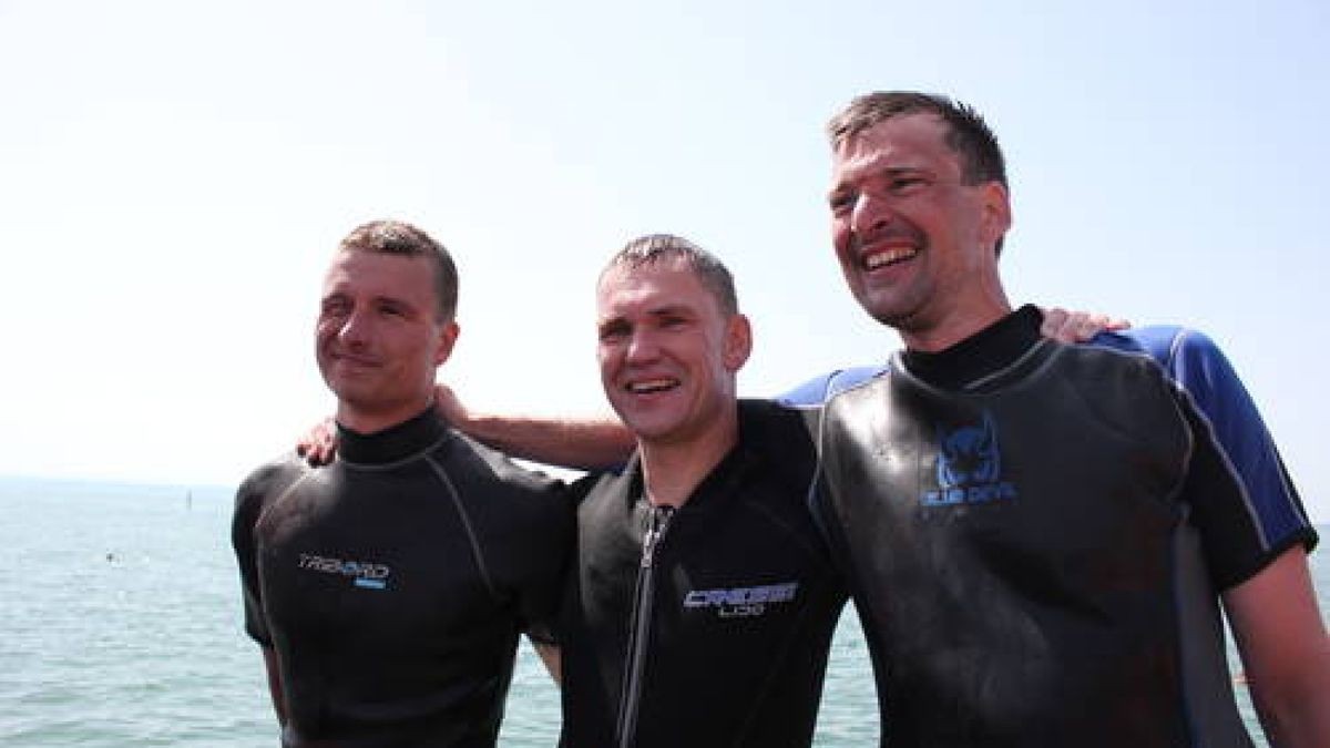 Christian Wohlfarth, Karsten Hayen und Jürgen Schneider sind durch den Bodensee geschwommen. Im Bild bei der Ankunft am Steg des Strandbades Friedrichshafen. Foto: Silvia Wohlfahrt 