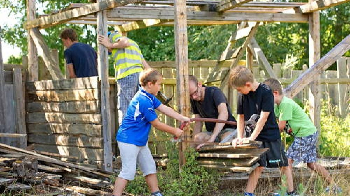 01.08. Fabian, Johannes, Leon, Felix und Roger reissen zusammen mit Daniel Erdmann auf dem Bauspielplatz am Kramixxo eine Holzhütte ab. Den Platz brauchen sie für ihr neues Projekt Hafenstadt. Foto: Thomas Müller