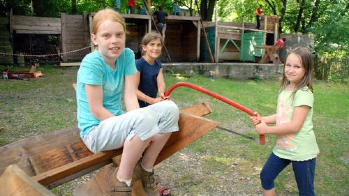 05.08.2013 Bauspielplatz am Papiergraben. Hier können die Kinder den richtigen Umgang mit Holz und den dazugehörigen Werkzeugen lernen. Es wird gesägt, gehämmert und geschnitzt. Hannah, Friederike und Lilly sägen gerade das Holz für ein Puppenhaus. Foto:Christin Scheide 