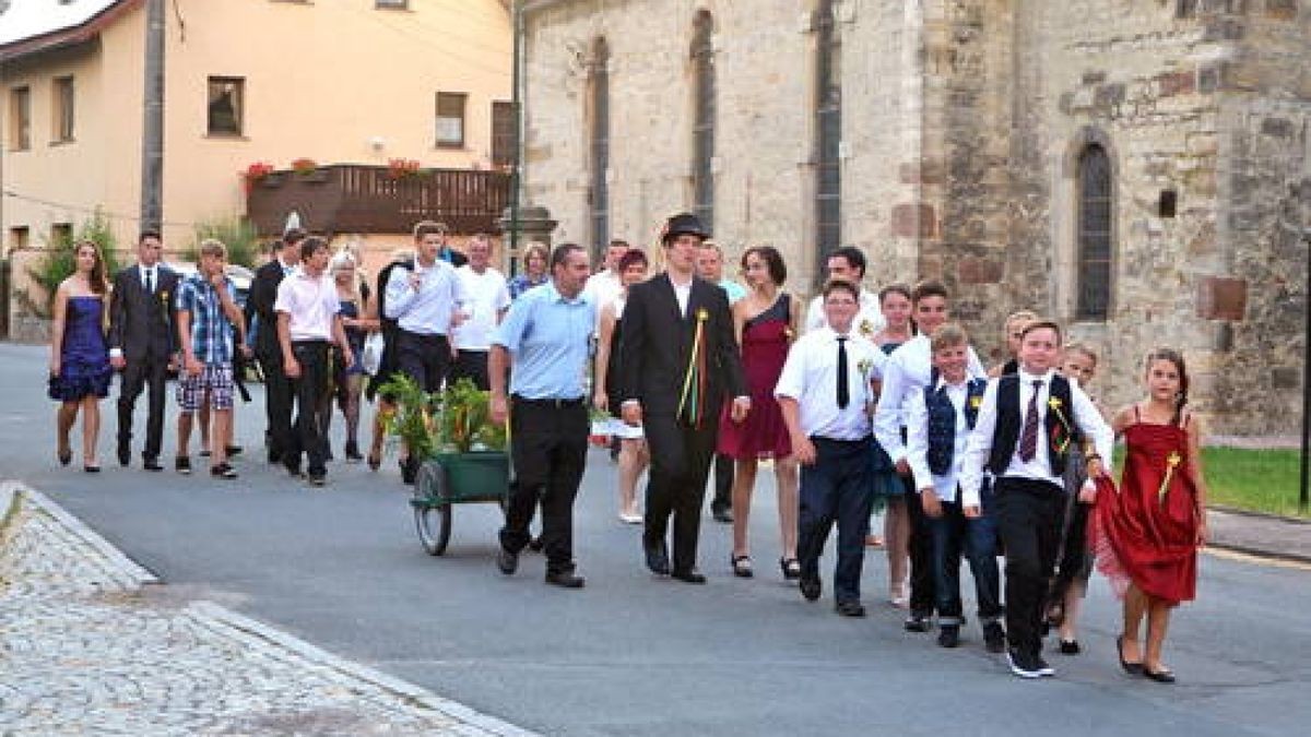 03.08. Mit einem Umzug der Kirmespärchen durch das Dorf feierten die Bewohner von Thangelstedt ihre diesjährige Kirmes. Foto: Bernd Rödger