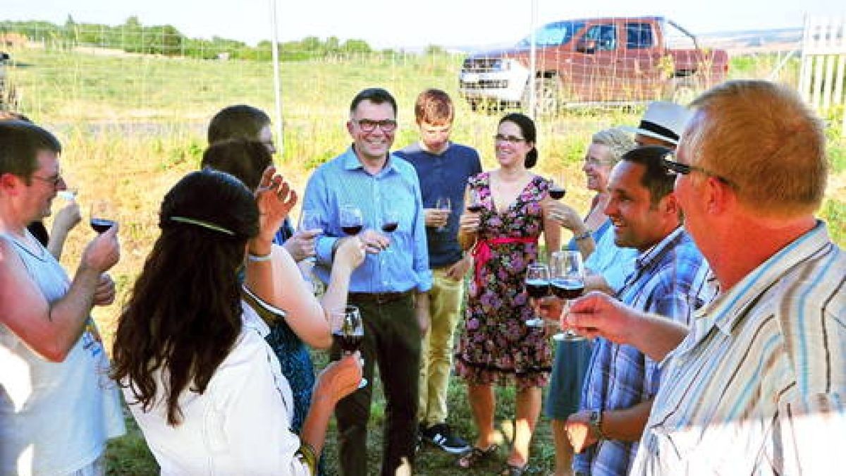 02.08. Der Wein-Familienbetrieb Freyer & Söhne legte in Schöndorf den Grundstein für den Weinkeller und stieß mit den Nachbarn darauf an. Foto: Michael Baar