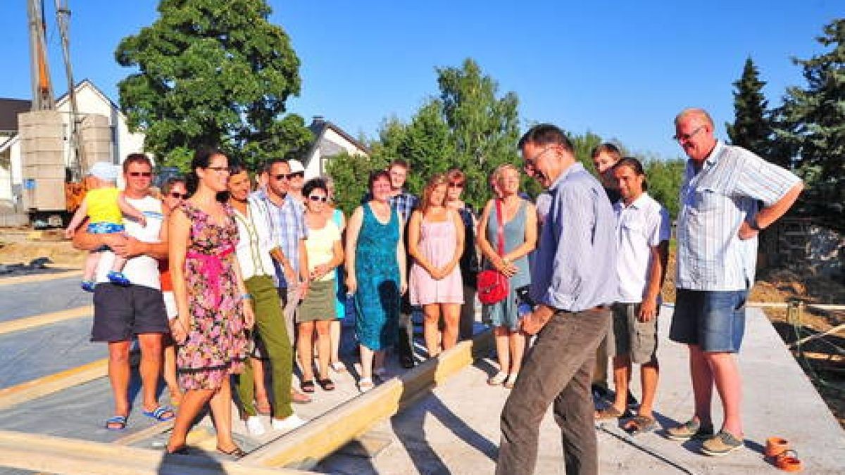 02.08. Der Wein-Familienbetrieb Freyer & Söhne legte in Schöndorf den Grundstein für den Weinkeller und stieß mit den Nachbarn darauf an. Foto: Michael Baar