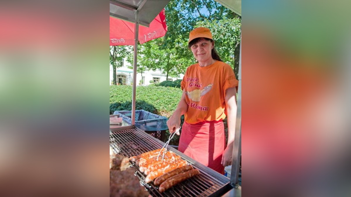 02.08. Gegen die Hitze des Holzkohlegrill am Goetheplatz von Anke Jakob hilft nur viel trinken. Foto: Thomas Müller