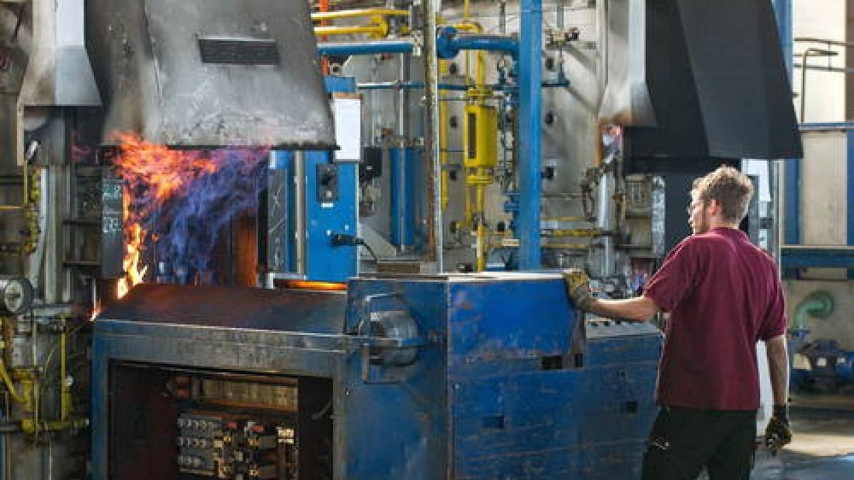 02.08. Einen besonders warmen Arbeitsplatz hat Andreas Weiske. Er arbeitet in der Härterei Reese an einem Mehrzweck-Kammerofen. In diesem herrschen Temperaturen bis 930 Grad Celsius. Foto: Thomas Müller