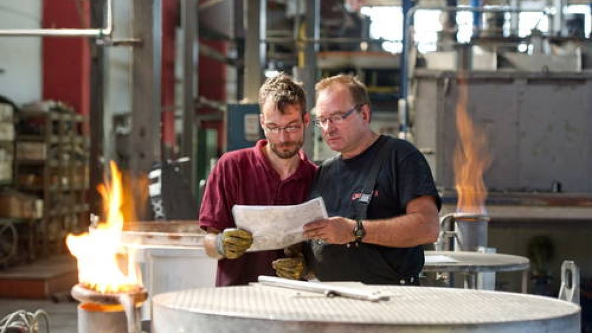 02.08. Einen besonders warmen Arbeitsplatz hat Andreas Weiske. Hier steht er mit Produktionsleiter Mario Post in der Härterei Reese an einer Nitrieranlage. Im Inneren herrschen Temperaturen bis 500 Grad Celsius. Foto: Thomas Müller