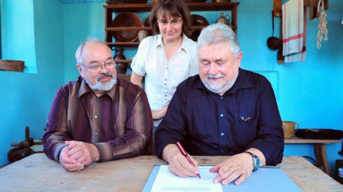 01.08. Landrat Hans-Helmut Münchberg und Axel Pollex unterzeichnen eine Vereinbarung zur Eröffnung des Denkmaltages im Weimarer Land in der Baugruppe am Eichenberg des Freilichtmuseums Hohenfelden. Foto: Michael Baar