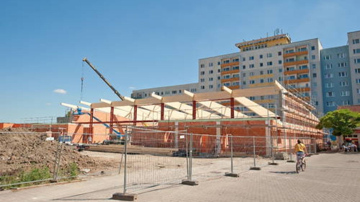 01.08. Der Rohbau für den neuen Rewe-Markt am Straßburger Platz in Weimar West steht und lässt die Größe des Marktes bereits erkennen. Foto: Thomas Müller