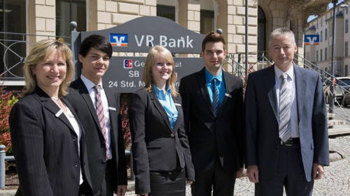 01.08. In der VR Bank Weimar begrüßte die Ausbilderin Katy Nußbaum zusammen mit Manfred Roth drei neue Auszubildende. Sebastian Becker, Nadine Schütz und Sebastian Rothardt machen eine Ausbildung in der Bank. Foto: Maik Schuck