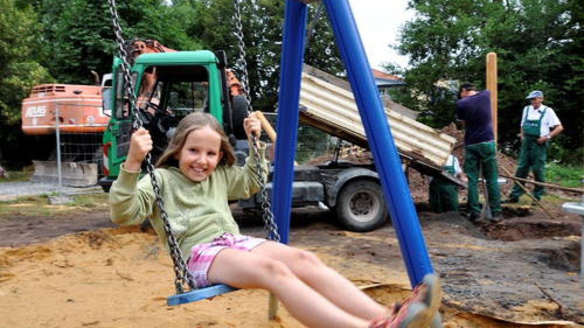 01.08. In Bad Berka entsteht derzeit der erste Mehrgenerationen-Spielplatz und Ida freut sich jetzt schon über die neue Schaukel. Foto: Sabine Brandt