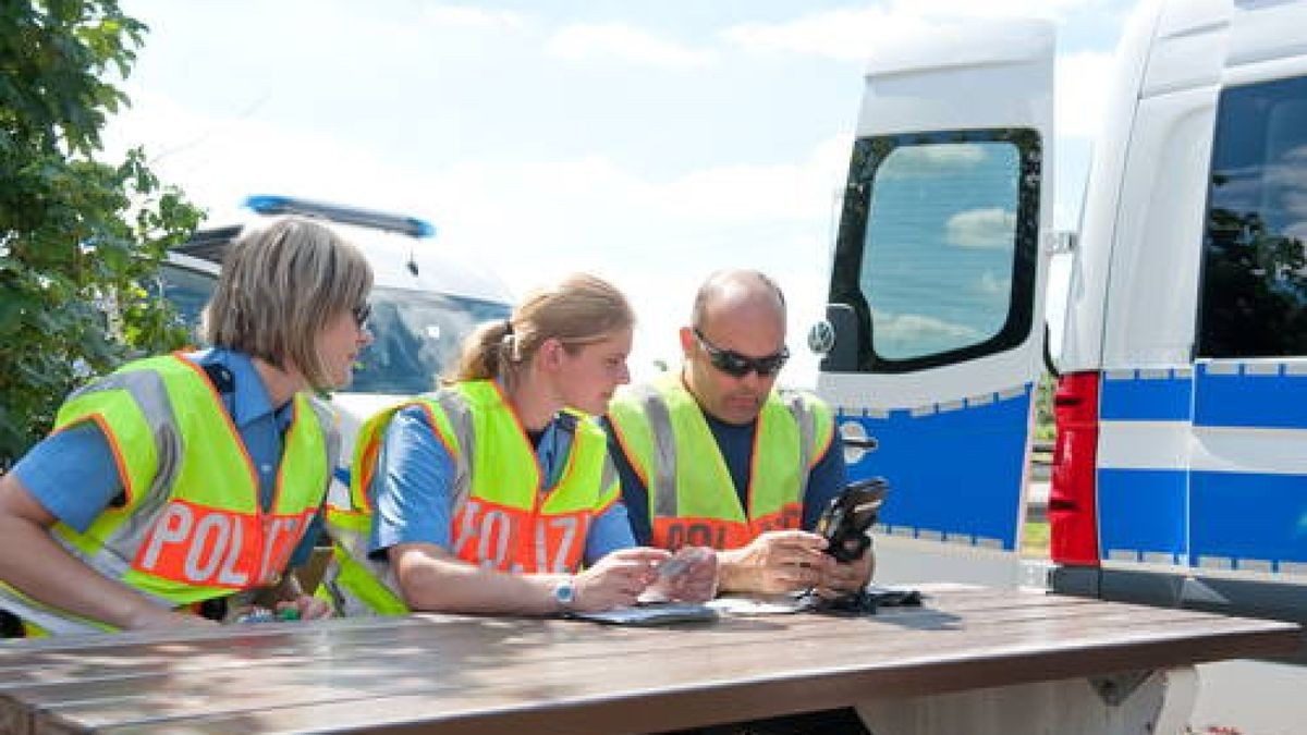 01.08. Die Autobahnpolizei und die Studenten vom Ausbildungszentrum der Thüringer Polizei in Meiningen führten in Kooperation mit dem Zoll auf der A4 am Rastplatz Habichtsfang eine Lkw-Kontrolle durch. Foto: Thomas Müller