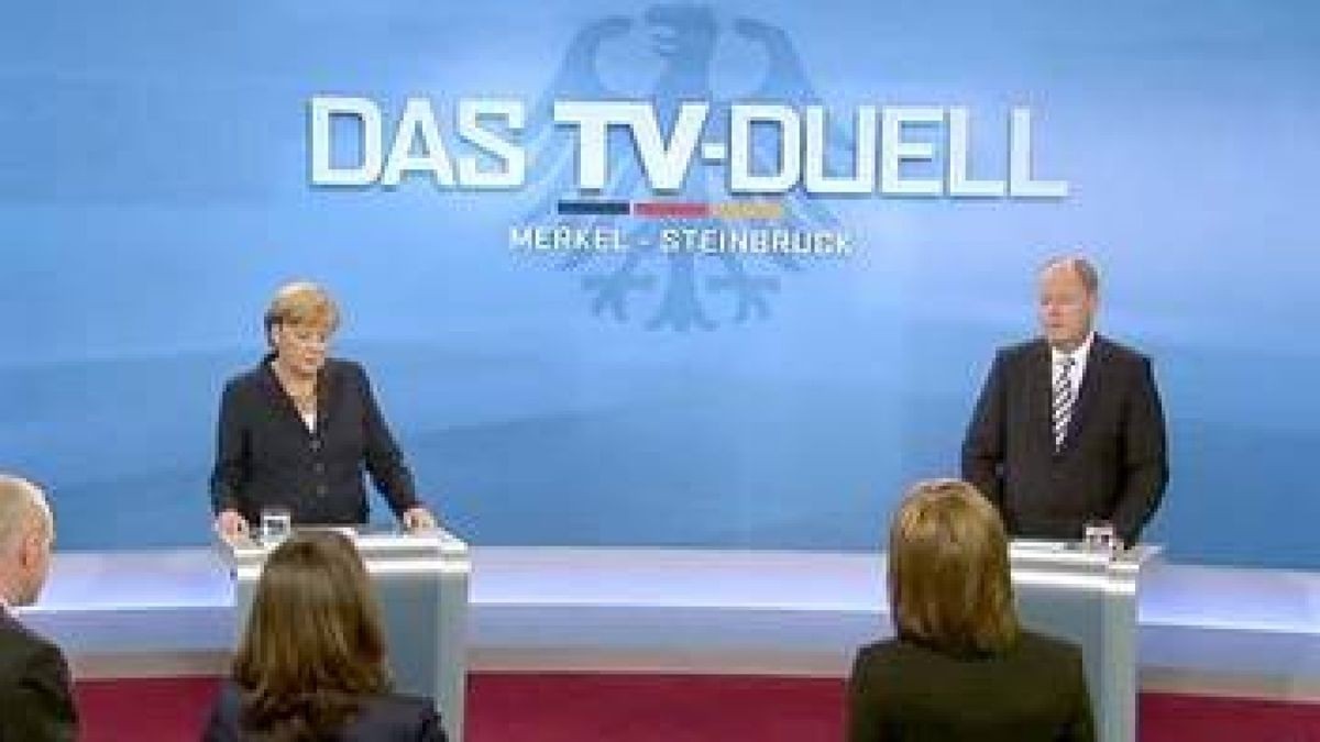 Bundeskanzlerin Angela Merkel (CDU) und Kanzlerkandidat Peer Steinbrück (SPD) während des TV-Duells am gestrigen Sonntagabend in den Fernsehstudios in Berlin-Adlershof. Vorn von rechts die Moderatoren Peter Kloeppel (RTL), Maybrit Illner (ZDF), Anne Will (ARD) und Stefan Raab (ProSieben). Foto: ARD