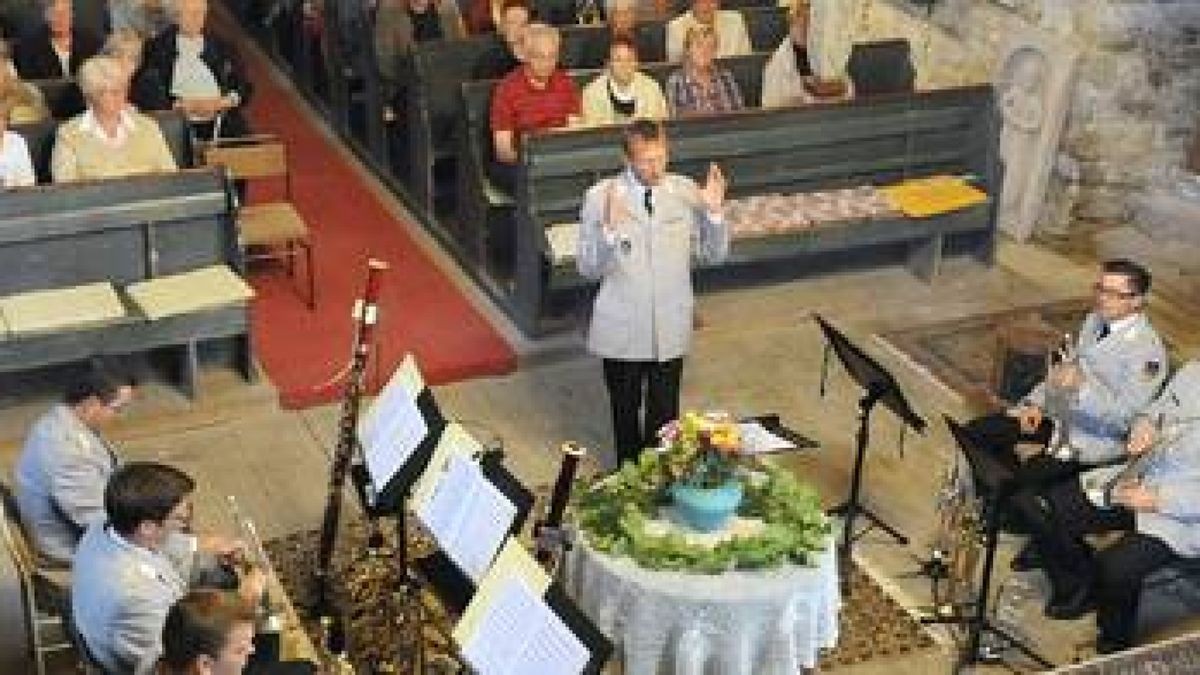 Die Kirche in Schallenburg war zum Benefizkonzert des Wehrbereichs-Musikkorps III gut gefüllt. Zur Aufführung kamen ausschließlich klassische Werke. Foto: Ina Renke