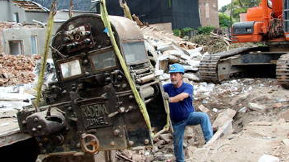 Die alte Schokoladenüberziehmaschine wurde aus dem Keller des früheren Café Pille gerettet. Das Haus wird abgerissen. Foto: Henning Most