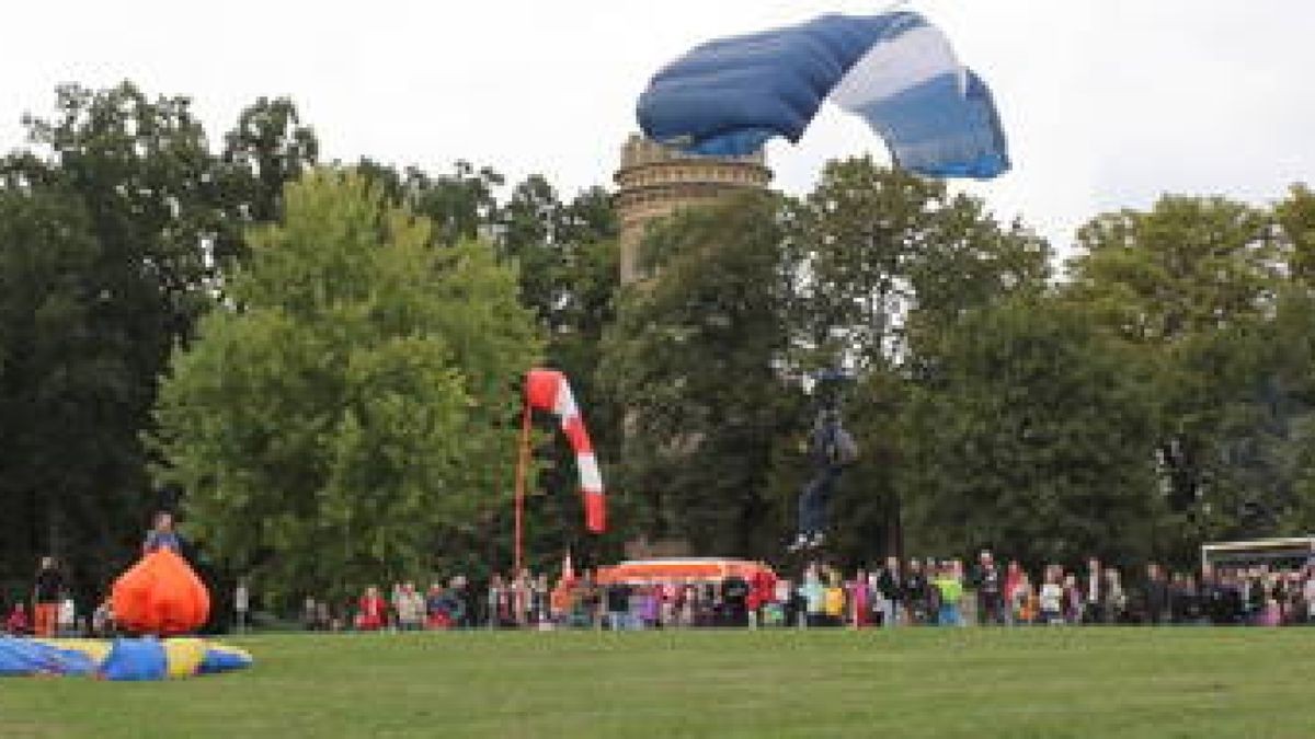 Fallschirme am Ferberturm in Gera