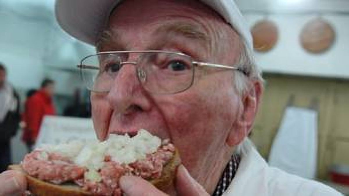 An so einem deftigen Hackepeterbrot kommt Fleischermeister Theo Häfner einfach nicht vorbei. Der Gothaer gehört fast schon zum Inventar, wenn in der Lohmühle alljährlich im Herbst das Schlachtfest gefeiert wird. Foto: Michael Keller