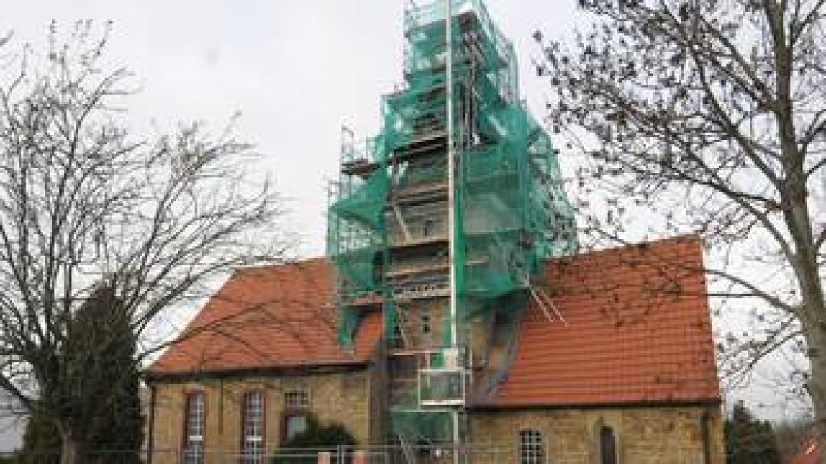 Für die Putzarbeiten im Frühjahr bleibt das Gerüst am Kirchturm stehen. Foto: Jens Lehnert
