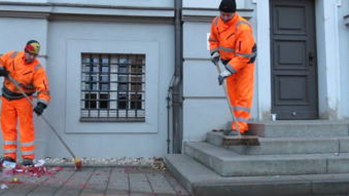 Gud Geraer Umweltdienste Gmbh & Co. Kg GUD und fleißige Geraer gegen funkelnde Silvesternacht morgens auf der