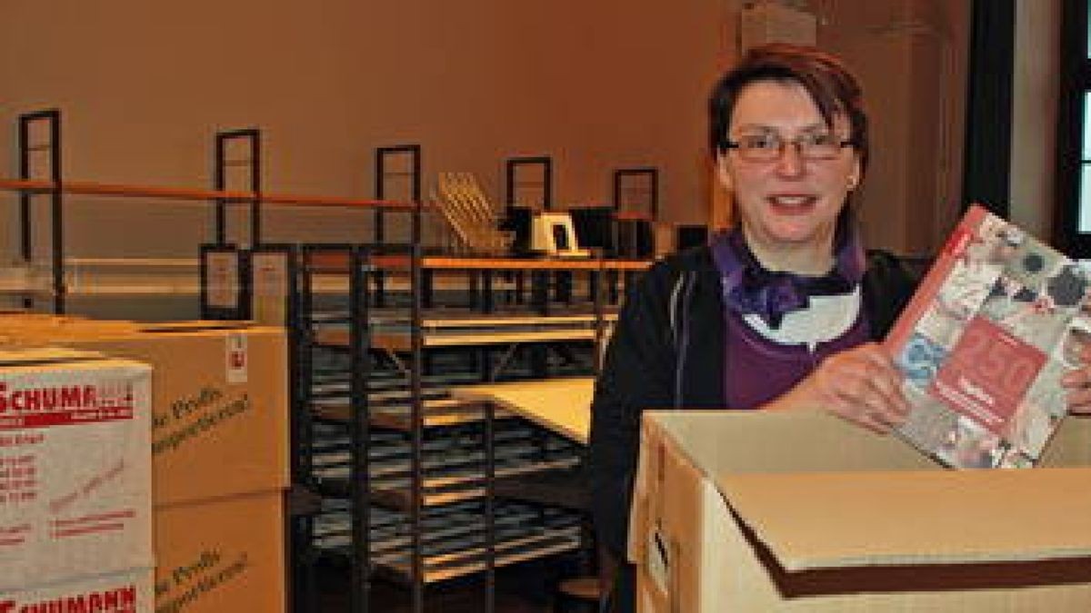 Ramona Faust, Mitarbeiterin der Heinrich-Heine-Bibliothek Gotha, packt Kisten für den Umzug ins Winterpalais.Foto: Claudia Klinger