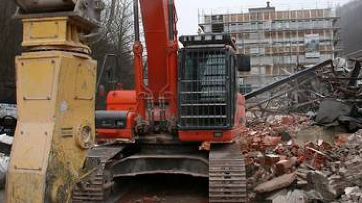 Der alte Getränkemarkt liegt in Schutt. Es folgt das Hochhaus, das demontiert wird. Foto: Birgit Schellbach