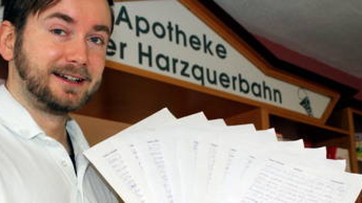 Der Ilfelder Apotheker Frank Kubatschka zeigt zahlreiche Unterschriften von Bürgern, die auf der Brache des ehemaligen Gutshofs gern eine Schule sähen. Foto: K. Müller