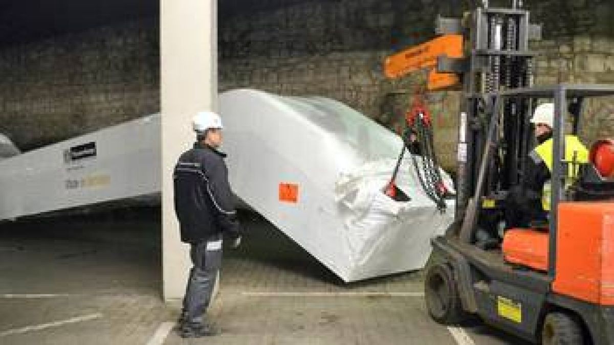 Zwischen die Pfeiler der unteren Parkebene des Mühlhäuser Einkaufszentrums mussten die beiden Rolltreppen jongliert werden, ehe sie dann zwischen dem Unter- und Erdgeschoss aufgerichtet werden konnten. Fotos: Reiner Schmalzl