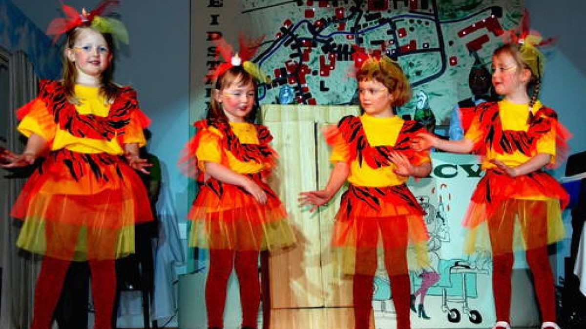 In Illeben beschäftigte sich der Carnevals-Verein mit dem Thema Notruf. Im Bild zeigen die Kleinsten, was beim Zündeln alles passieren kann. Foto: Josef Ullrich 