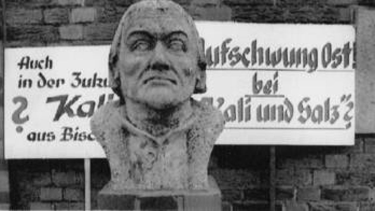 Protestschilder und Transparente hatten die Bergleute vor über 20 Jahren auch um die Büste von Thomas Müntzer aufgestellt. Der hatte im deutschen Bauernkrieg die Aufständischen angeführt. Die Kumpel in Bischofferode kämpften nach der Wende um ihre Arbeitsplätze und forderten eine Zukunft für Kali aus Bischofferode. Archivfoto: dpa