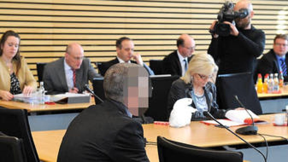 Der Polizeibeamte Mike W. sitzt am Donnerstag als Zeuge zur Befragung im NSU-Untersuchungsausschuss des Thüringer Landtags. Er ist der Onkel der 2007 in Heilbronn ermordeten Polizistin Michele Kiesewetter. Foto: Alexander Volkmann