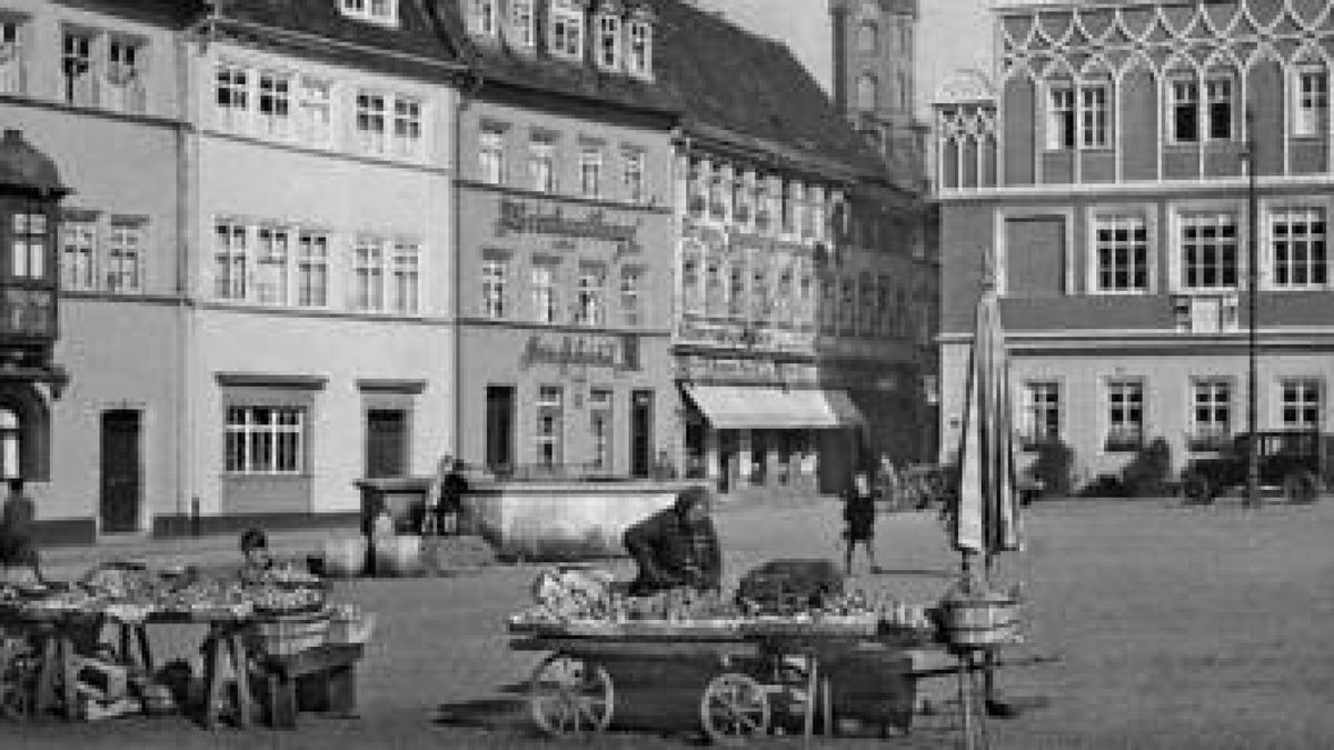 Noch unzerstört: Der Weimarer Marktplatz um 1928 mit Blick aufs Stadthaus (rechts). Erst nach der Wende wurde die 1945 zerstörte Nordseite wieder aufgebaut. Die Hofapotheke ist wieder eingezogen, auch den Neptunbrunnen (hier ohne Figur) gibt es noch. Foto: G. Beyer