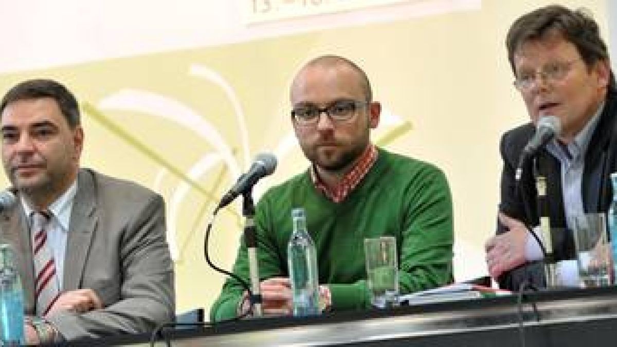 Zur Buchmesse luden am Donnerstag unser Redakteur und Buchautor Hanno Müller (rechts), der ehemalige Gutenberg-Gymnasiast Pascal Mauf (Mitte) und der Direktor des Instituts für Lehrerfortbildung Thillm, Andreas Jantowski, zur Podiumsdiskussion. Thema der Buchmesse-Veranstaltung in Leipzig war 