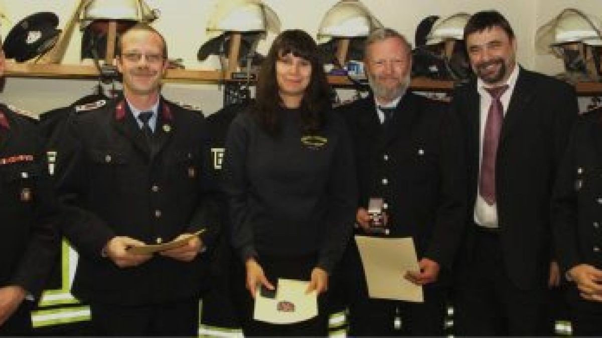 Auszeichnungen gab es zur Jahreshauptversammlung auch für langjährige Zugehörigkeit. Im Bild zu sehen sind von links: Wehrführer Enrico Thums, Mario Preiß, Kathrin Lutze, Herbert Blankenburg, Bürgermeister Joachim Kreyer und Stadtbrandmeister Sven Wreden.