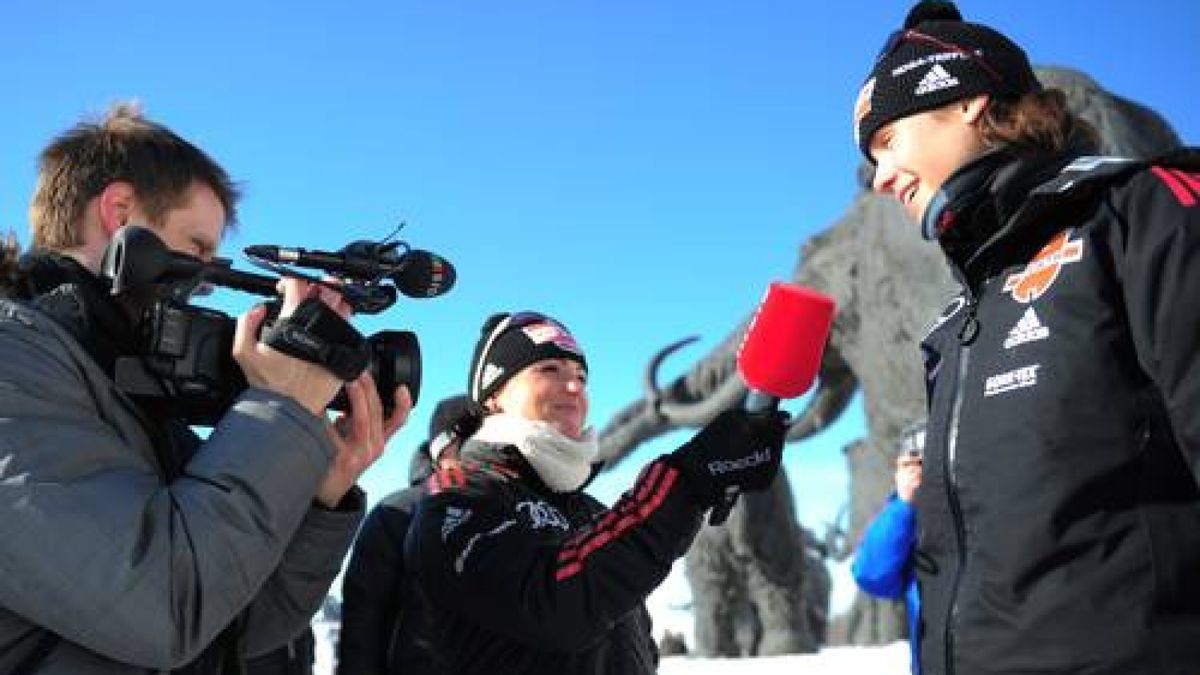 2011: Chanty-Mansijsk: 44. Biathlon-Weltmeisterschaften. Andrea Henkel interviewt ihre Mannschaftkameradin Tina Bachmann. Archivfoto: Sascha Fromm 