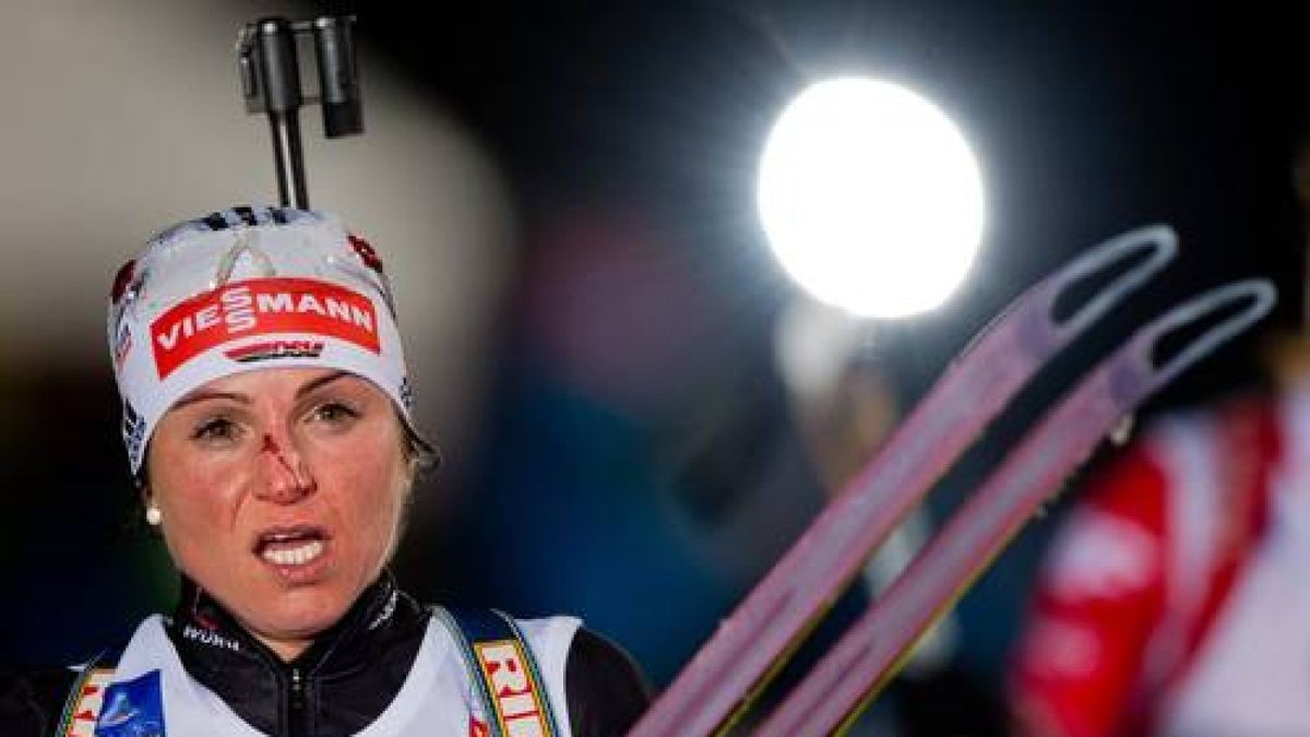 2014: E.ON IBU Weltcup Biathlon in Oberhof. Andrea Henkel mit blutiger Nase nach einem Sturz. Archivfoto: Sascha Fromm 