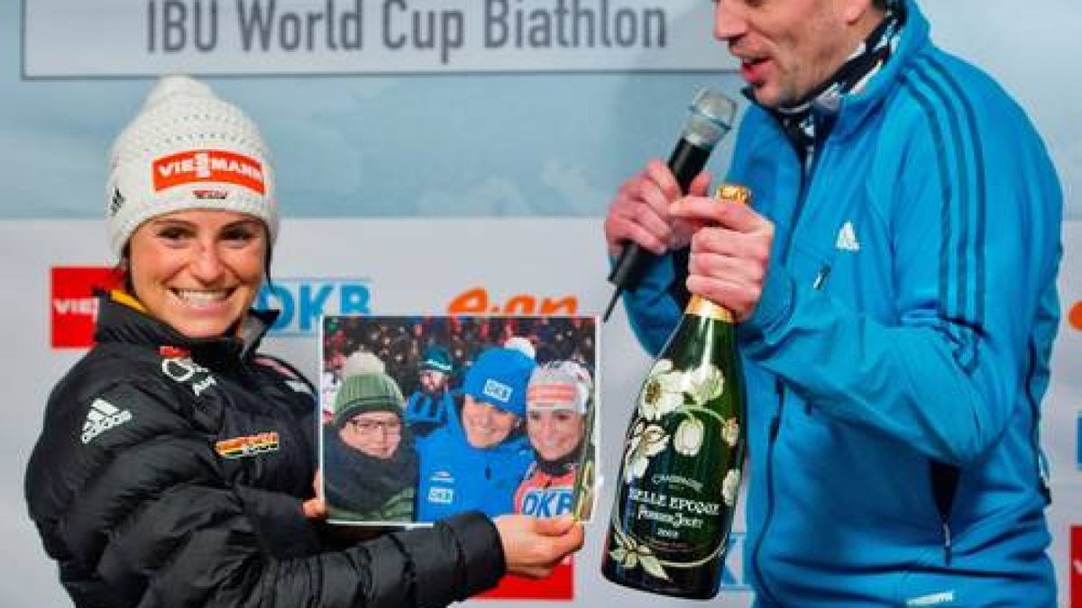 2014: E.ON IBU Weltcup Biathlon in Oberhof. Andrea Henkel bekommt in der Pressekonferenz eine Flasche Sekt überreicht. Archivfoto: Sascha Fromm