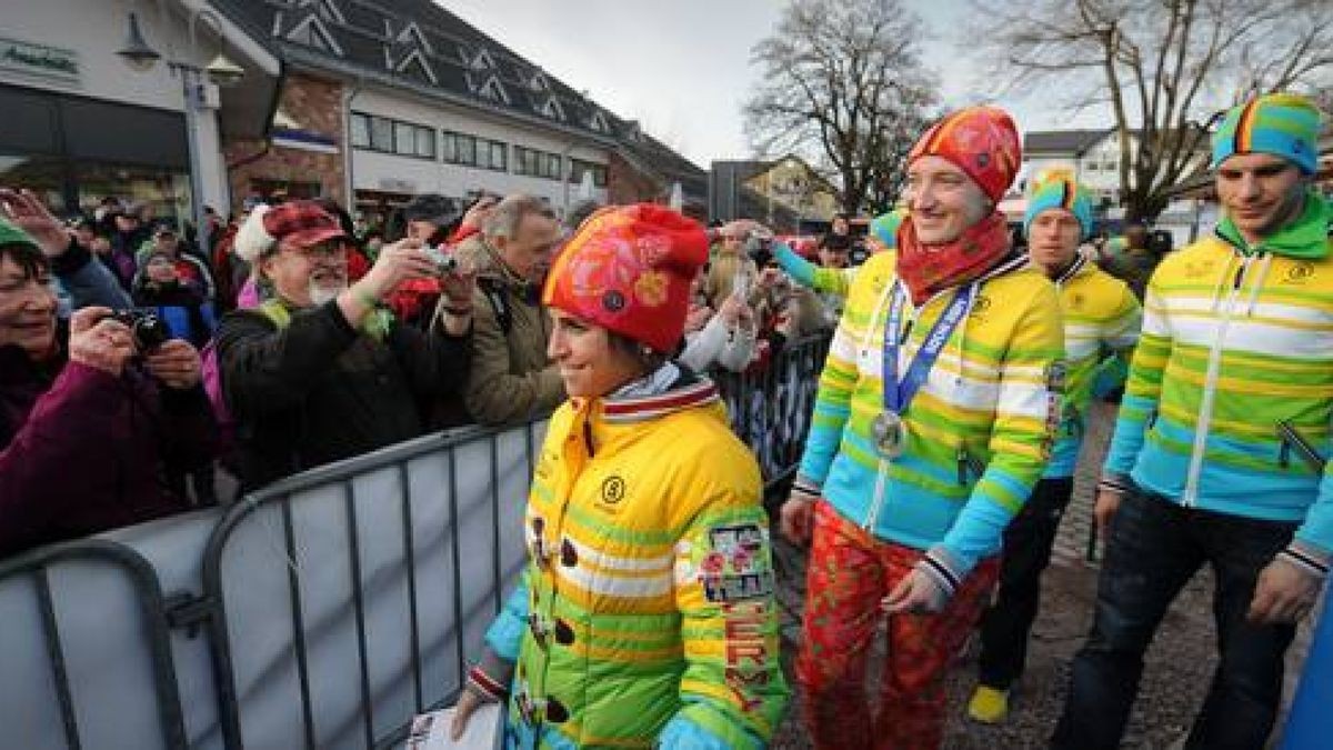 2014: In Oberhof wurden die Teilnehmer der Olympischen Winter Spiele 2014 empfangen. Andrea Henkel, Tatjana Hüfner und Arnd Peiffer (v.l.n.r). Foto: Alexander Volkmann 