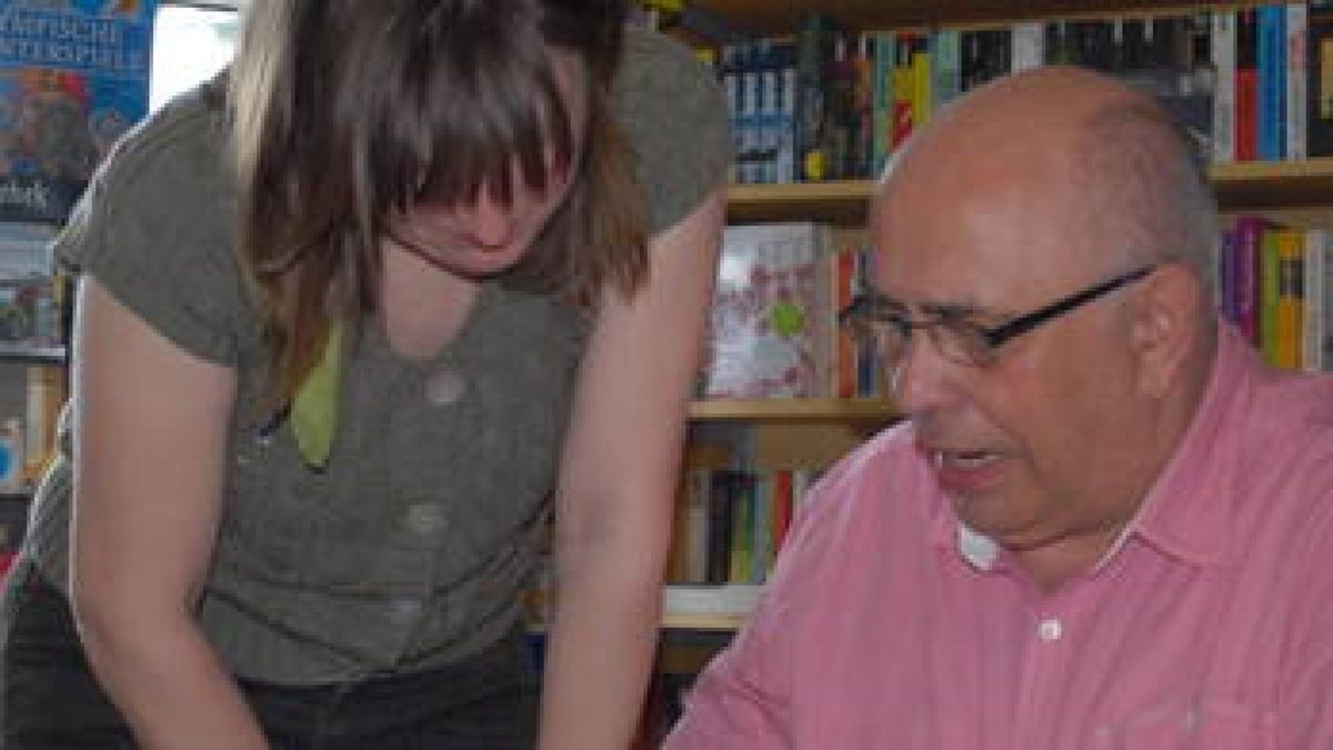 Autor Harald Saul hat im Zeulenrodaer Bücherzauber sein neues Kochbuch ...
